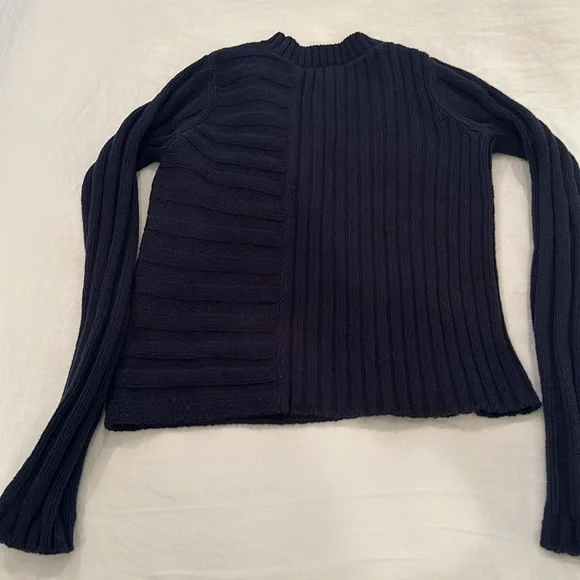 Vince navy ribbed sweater. Size small. - Picture 4 of 8